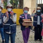 Ketua PMI Kecamatan Tangerang dan Relawan Sibat Bagikan Makanan Gratis