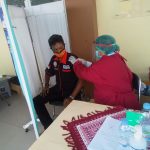 Awak Media dan Dewan Tenaga Pengajar Lakukan Vaksin di Puskesmas Kutabumi