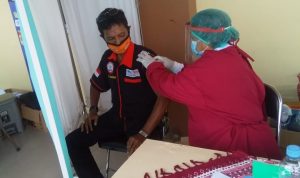 Awak Media dan Dewan Tenaga Pengajar Lakukan Vaksin di Puskesmas Kutabumi