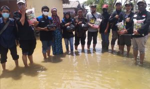 Kolaborasi Komunitas Salurkan Bantuan Korban Banjir di kampung Bagedor