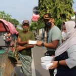 Jumat Berkah, Dandim 0721/Blora Bagikan Nasi Kotak kepada Masyarakat