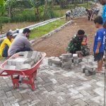 Kompak, Bhabinkamtibmas dan Babinsa di Kradenan Blora Bantu Warga Rehab Jalan