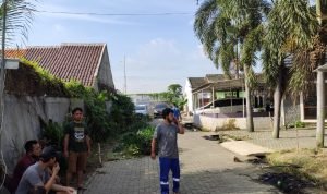 Warga Perum Bandara Ilhami Melakukan Kerja Bakti Sosial Secara Kompak