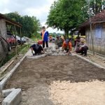 Bantu Warga Rehab Jalan, Bentuk Sinergi Bhabinkamtibmas dan Babinsa Tunjungan Blora