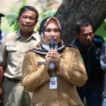 Guna Pemenuhan Gizi, Mbak Etik Sebar 10.000 Benih Ikan di Embung Keruk Randublatung