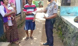 Cegah Covid-19, Polsek Waringin Kurung Bagikan Ratusan Masker