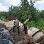 Warga Bangowan Bangun Talud Desa, Bhabinkamtibmas Polsek Jiken Bantu Gotong Royong