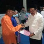 Bupati SBB Serahkan Bantuan Untuk Pembangunan Masjid dan TPQ