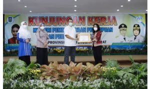 Menteri PPPA Beri Penghargaan Kepada Gubernur NTB Atas Keberhasilan Pengesahan Perda Perkawinan Anak