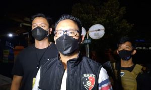 Polisi Olah TKP Pembunuhan Pemuda di Kalideres