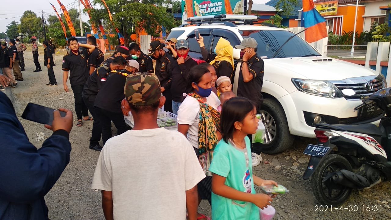 Ramadhan Berkah, Lindu Aji Blora Aksi Borong Takjil di Alun-Alun 3 IMG 20210430 WA0032