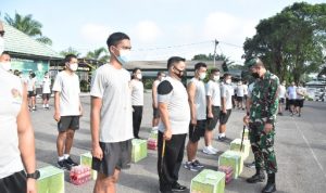 Danrem Bagikan Bingkisan Lebaran ke Prajurit dan PNS Korem 044/Gapo