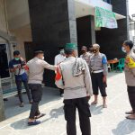 Polsek Tarumajaya Bagikan Masker Pada Jamaah Masjid