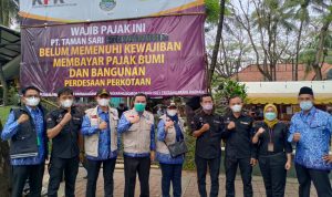 Bapenda Pasang Baliho Penagihan Piutang Pajak Daerah Pada PT. Taman Sari Kecamatan Kelapa Dua