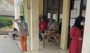 Tidak Disiplin Waktu, Pelayanan UPT Dukcapil Pamarayan di Keluhkan Masyarakat