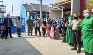 Team Pemburu Covid-19 Bersama Bhabinkamtibmas dan Bhabinsa Mekarmukti Datangi Warga