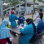 Penumpang Kereta Api Comuter Line di Lakukan Test Swab Antigen Petugas Tiga Pilar