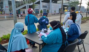 Penumpang Kereta Api Comuter Line di Lakukan Test Swab Antigen Petugas Tiga Pilar