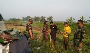 Warga Desa Cipayung Bersama Bhabinsa Bersihkan Jalan dan Sungai