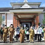 Bupati dan Wabup Didampingi Baznaz Salurkan Sembako ke PHL