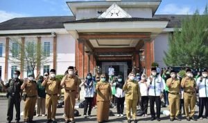 Bupati dan Wabup Didampingi Baznaz Salurkan Sembako ke PHL