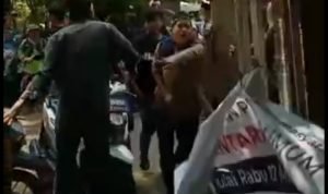 Dilarang Ziarah, Puluhan Peziarah Buka Paksa Pagar TPU Tegal Alur