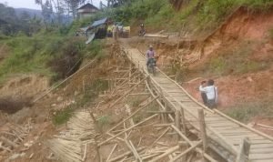 Jalan Kampung Sembada Longsor, Ditinjau Tapi Tidak Dibangun