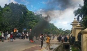 Mahasiswa UHO Unjuk Rasa di Markas Polda Sultra Tuntut Penuntasan Kasus Penembakan Randi dan Yusuf