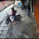 Terekam CCTV, Motor Petugas Penyapu Jalan Raib Saat Bersihkan Jalan di Cimone Tangerang