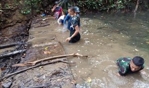 Sumber Mata Air Tersumbat, Satgas Pamtas Yonif Mekanis 643/Wns Bersama Warga Bersihkan Bendungan