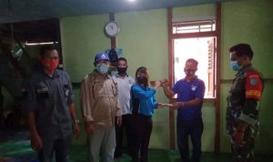 Babinsa Koramil 1205/Serawai Berikan Pengamanan Giat Penyaluran BLT-DD