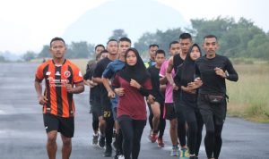 Tingkatkan Imun, Dandim Sintang Ajak Anggotanya Joging Sore di Eks Lapter