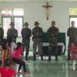 Satgas Yonif Mekanis 643/wns Bagikan Alkitab Kepada Jemaat Gereja Kapel ST Fransiskus Palapasang