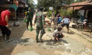 Berikan Rasa Nyaman Bagi Pengguna Jalan, Babinsa Bersama Warga Gotong-Royong Perbaiki Jalan Rusak