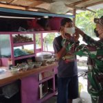 Anggota Zidam XII/Tanjungpura Bagi-bagi Masker di Perumahan Siaga Kuburaya