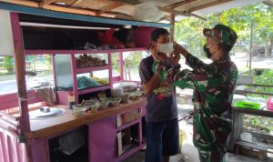 Anggota Zidam XII/Tanjungpura Bagi-bagi Masker di Perumahan Siaga Kuburaya