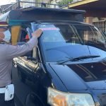 Satlantas Polres Melawi Melakukan Himbauan Prokes Dengan Memasang Stiker ‘Ayo Pasang Masker’