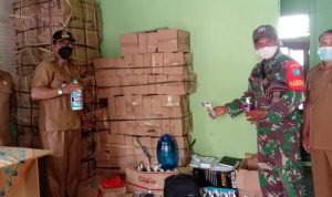 Babinsa 1205-02/Serawai Dampingi Camat Serawai Bagikan Alat Perlengkapan Protokol Kesehatan