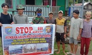 Babinsa Koramil 1205-02/Serawai Melaksanakan Patroli dan Sosialisasi Pencegahan Karhutla di Desa Binaan