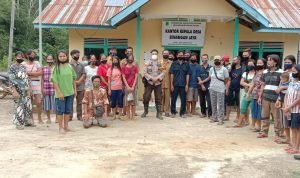 Babinsa Ketungau Tengah Dampingi Penyarahan BLT-DD
