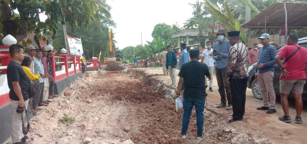 foto Bupati Buteng H Samahuddin meninjau langsung pengerjaan jalan