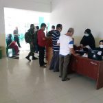 Babinsa Nanga Pinoh Pantau Proses Vaksinasi Purnawirawan TNI dan Warakawuri