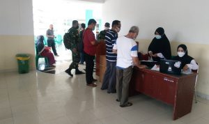 Babinsa Nanga Pinoh Pantau Proses Vaksinasi Purnawirawan TNI dan Warakawuri