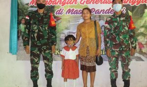 Peduli dengan Generasi Bangsa, Babinsa Ketungau Tengah Hadiri Wisuda PAUD