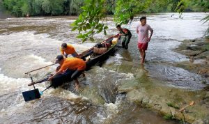 Demi Menuju Desa Binaan, Babinsa Berjibaku Melewati Derasnya Arus Sungai