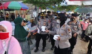 Meski Haul di Tanara Ditiadakan, Polres Serang Bagikan 2000 Masker ke Masyarakat Sekitar