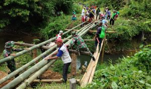 Satgas Pamtas Yonif Mekanis 643/Wns Bersama Warga Perbaiki Jembatan Rusak di Perbatasan RI-Malaysia