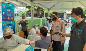 Warga Antusias Ikuti Vaksinasi dalam Giat Bhakti Kesehatan Bhayangkara Untuk Negeri