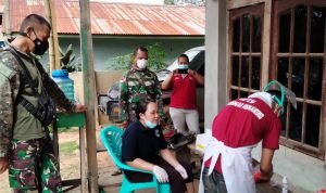 Babinsa Dampingi Puskesmas Senaning Tracer Covid – 19 di Desa Sungai Seria