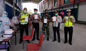 Petugas yang Bertugas di Pos Penyekatan Telah Dilakukan Swab Antigen